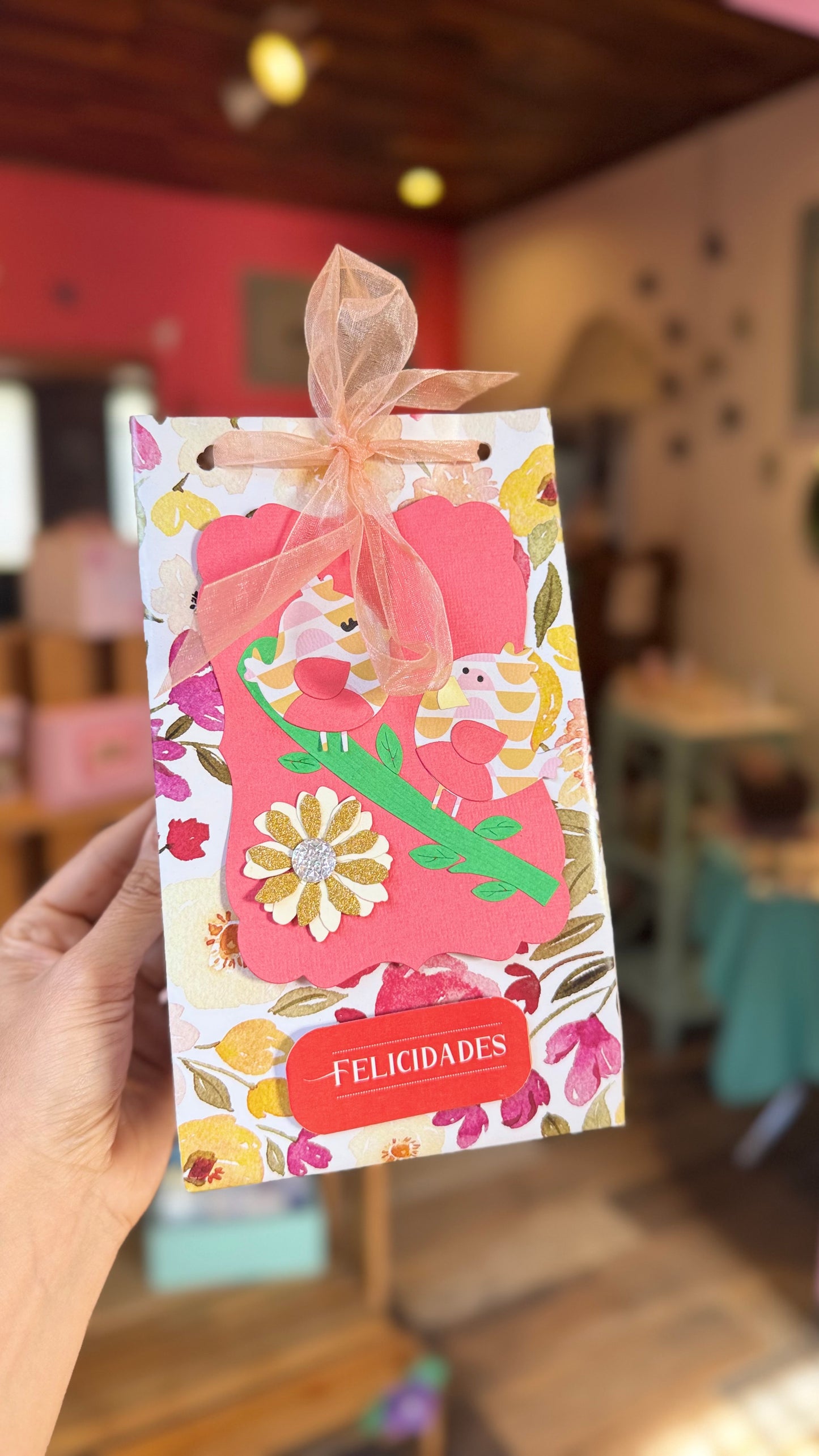 Caja de regalo decorada con animalitos