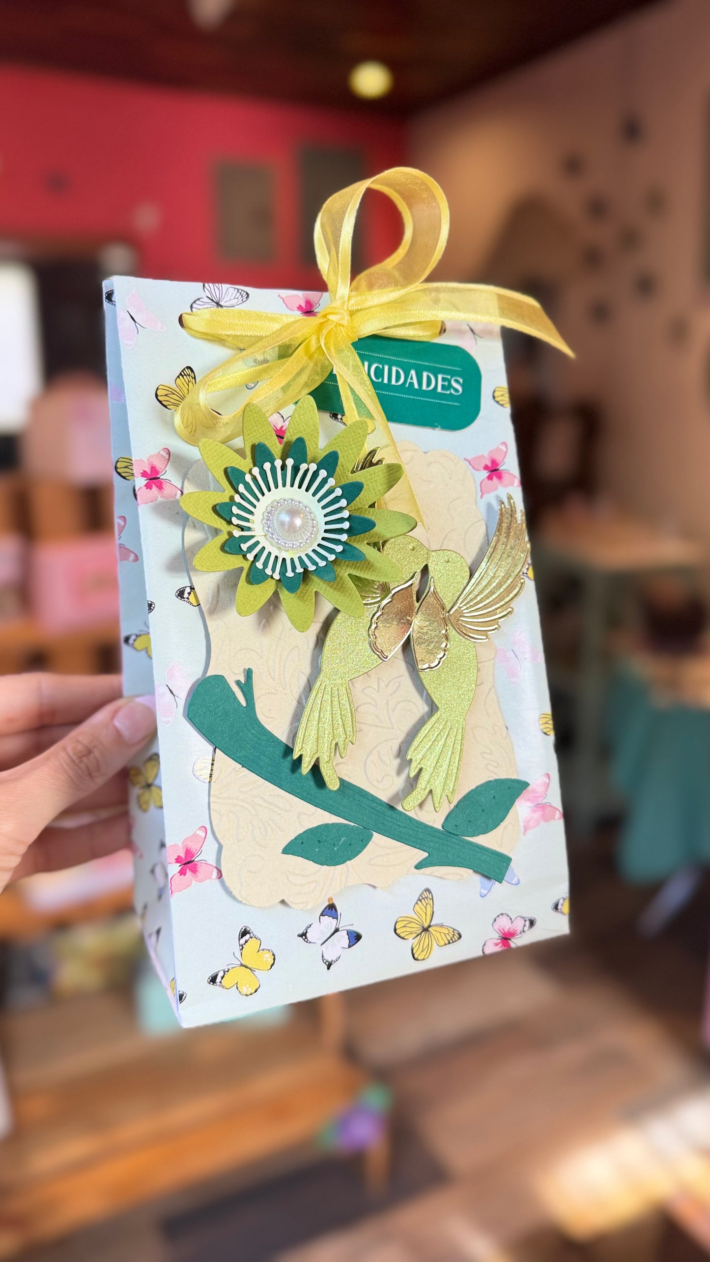 Caja de regalo con decoración de pajaritos