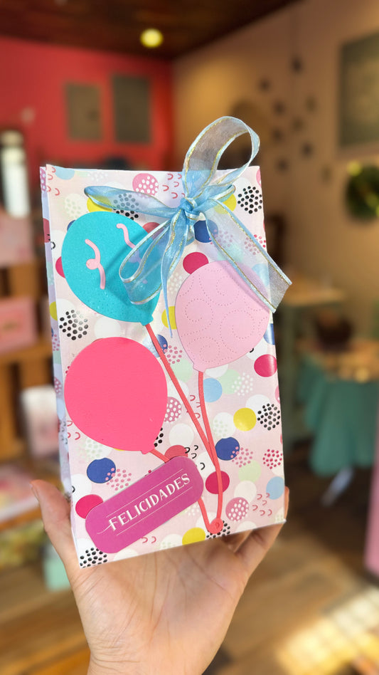 Caja de regalo con decoración de globitos