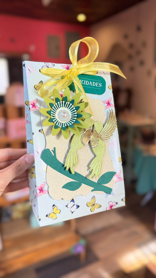 Caja de regalo con decoración de pajaritos